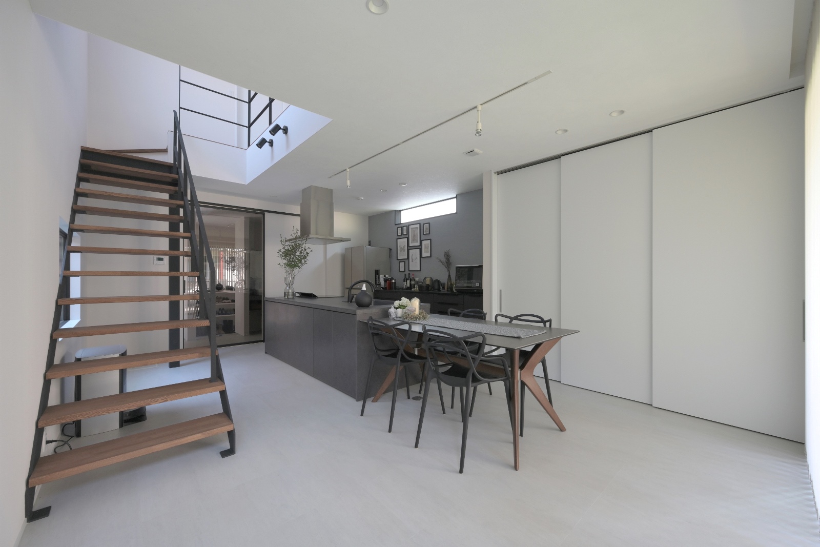 隠して魅せる家